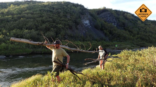 Připravujeme dřevo. Foto: Tomáš Duffek