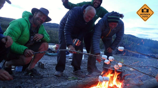 Skotská whisky Glenfiddich i opečené marshmallowny udělali obrovskou radost. Foto: HOTROCK.cz