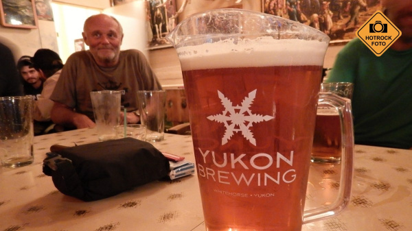 V místním salónu si dáváme pivo. Foto: Kamil Říha