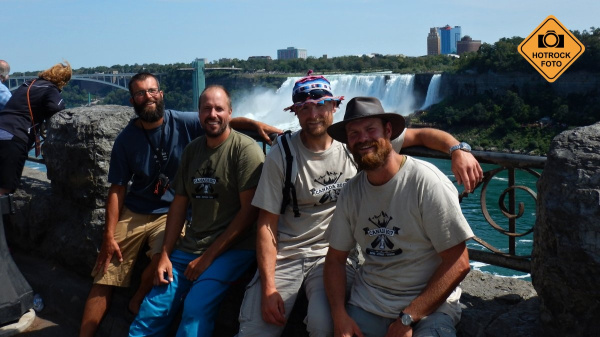 I když je tu hodně lidí, místo jsme si našli - Niagarské vodopády. Foto: Kamil Říha
