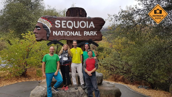 U vstupu do Sequoia národního parku. Konečně celá grupa. Foto: HOTROCK.cz