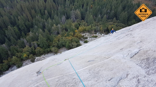 Cvaknete starou skobu a traverzujete 15 metrů. Foto: HOTROCK.cz
