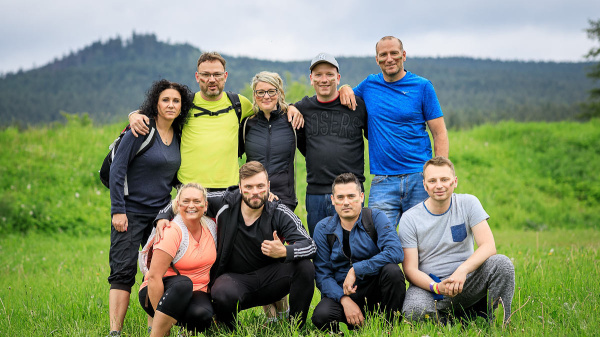 Skupinové foto týmu před začátkem boje o přežití.
