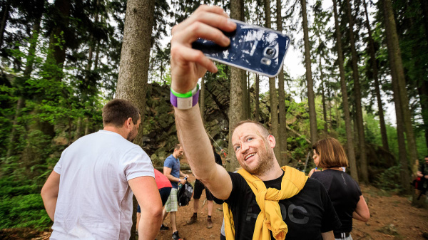 Selfie z akce musí být!