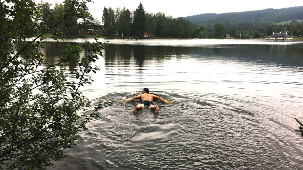 Jinému týmu vor plaval až tak moc, že si ho nechali uplavat a museli se vydat na jeho záchranu.