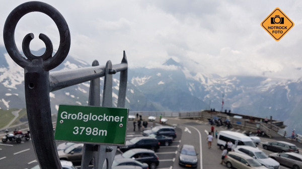 Tam je nejvyšší hora Rakouska Grossglockner 3 798 metrů.