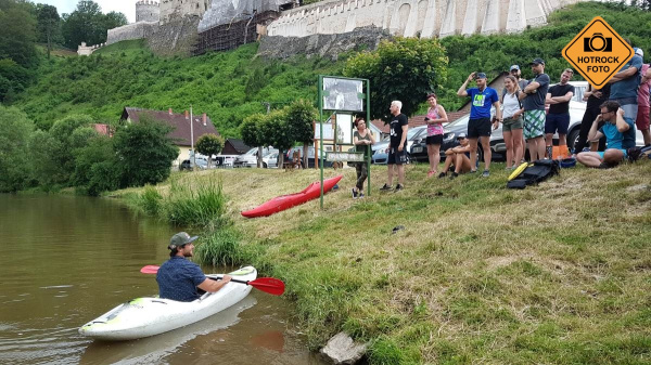 Kajaková štafeta pod dozorem Vavřince Hradílka může začít.