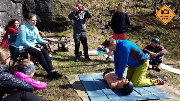 Účastníci kurzu si na vlastní kůži vyzkoušeli, jak namáhavé to je.