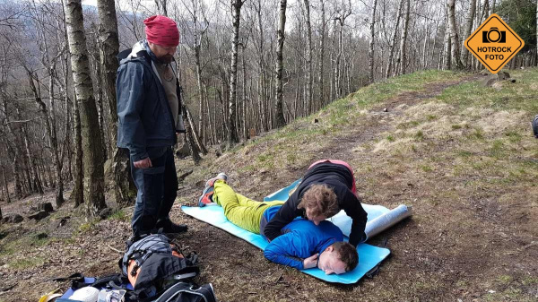 Šetrné otáčení pacienta při podezření na poranění krční páteře.