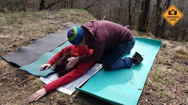 Příchod k pacientovi a zjištění stavu bdělosti.
