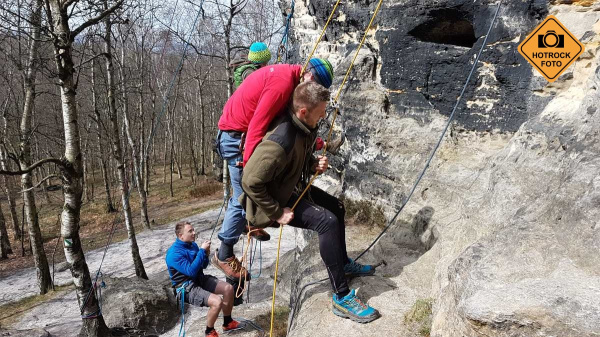 Slaňování s postiženým horolezcem.