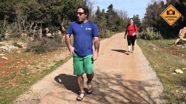 Po třech kilometrech přicházíme k silnici do Kosmasu